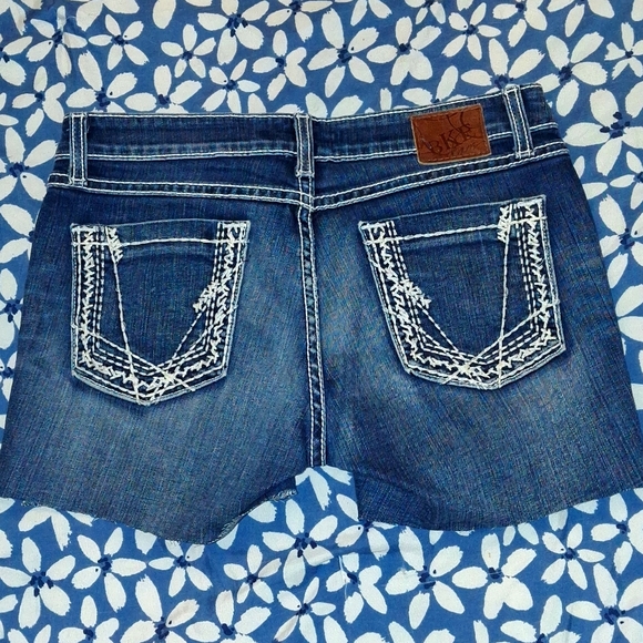 BKE Cut-Off Shorts - Picture 2 of 7